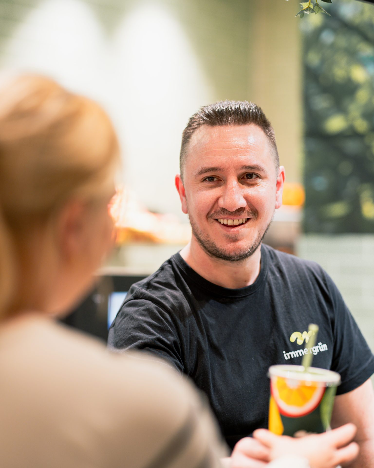 Mitarbeiter im Kundengespräch an der Theke