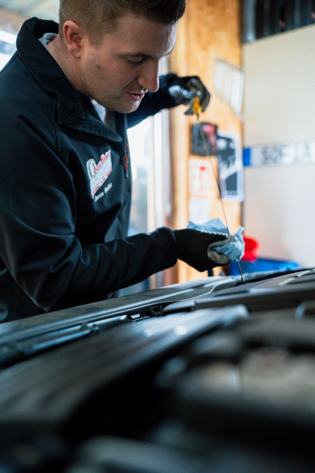 Mechaniker bei der Arbeit im Motorraum