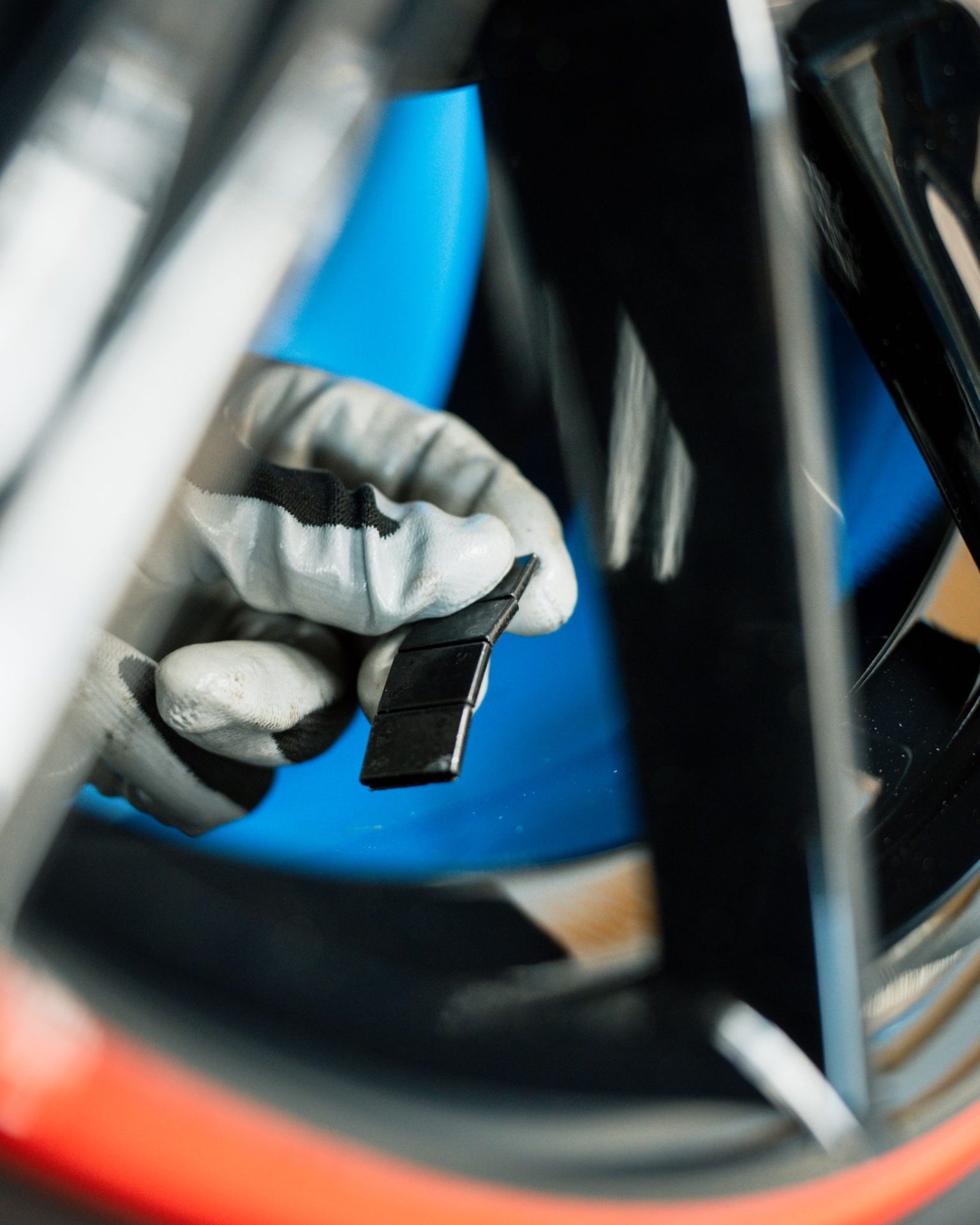 Detail der Reifenmontage mit Arbeitshandschuhen