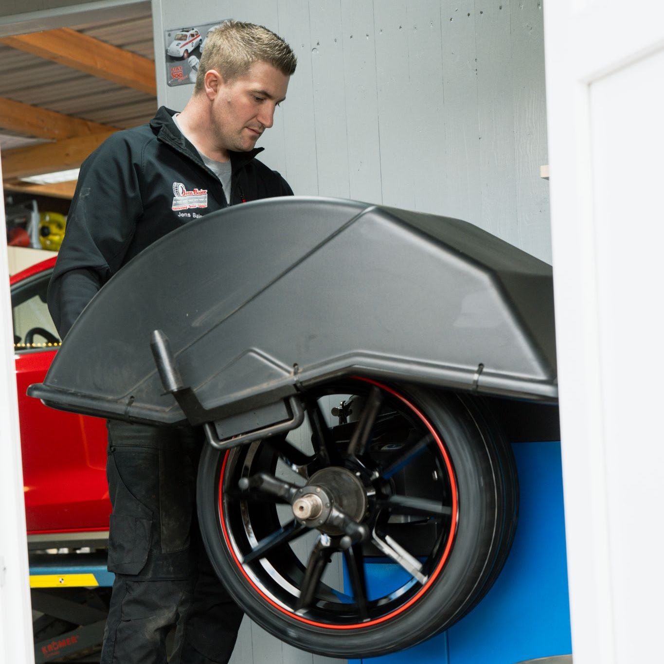 Wuchtmaschine in der Kfz-Werkstatt